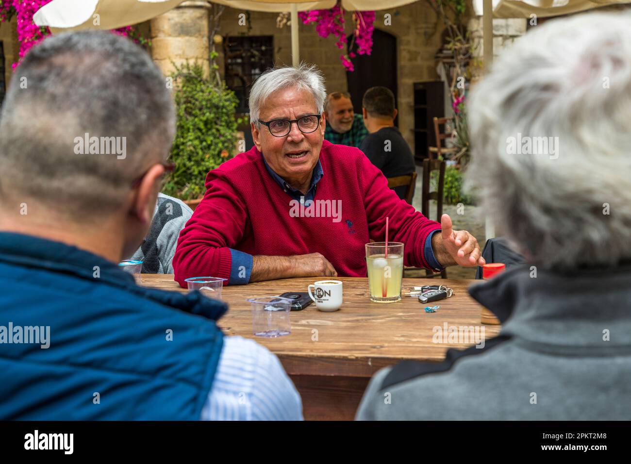 Andreas Paralikis, greco cipriota e co-iniziatore del Coffee Club. Andreas modera l'incontro settimanale, presenta i nuovi arrivati e assicura che si svolga un rilassato e vivace scambio durante l'incontro informale del Caravanserai Büyük Han di Nicosia, Cipro Foto Stock