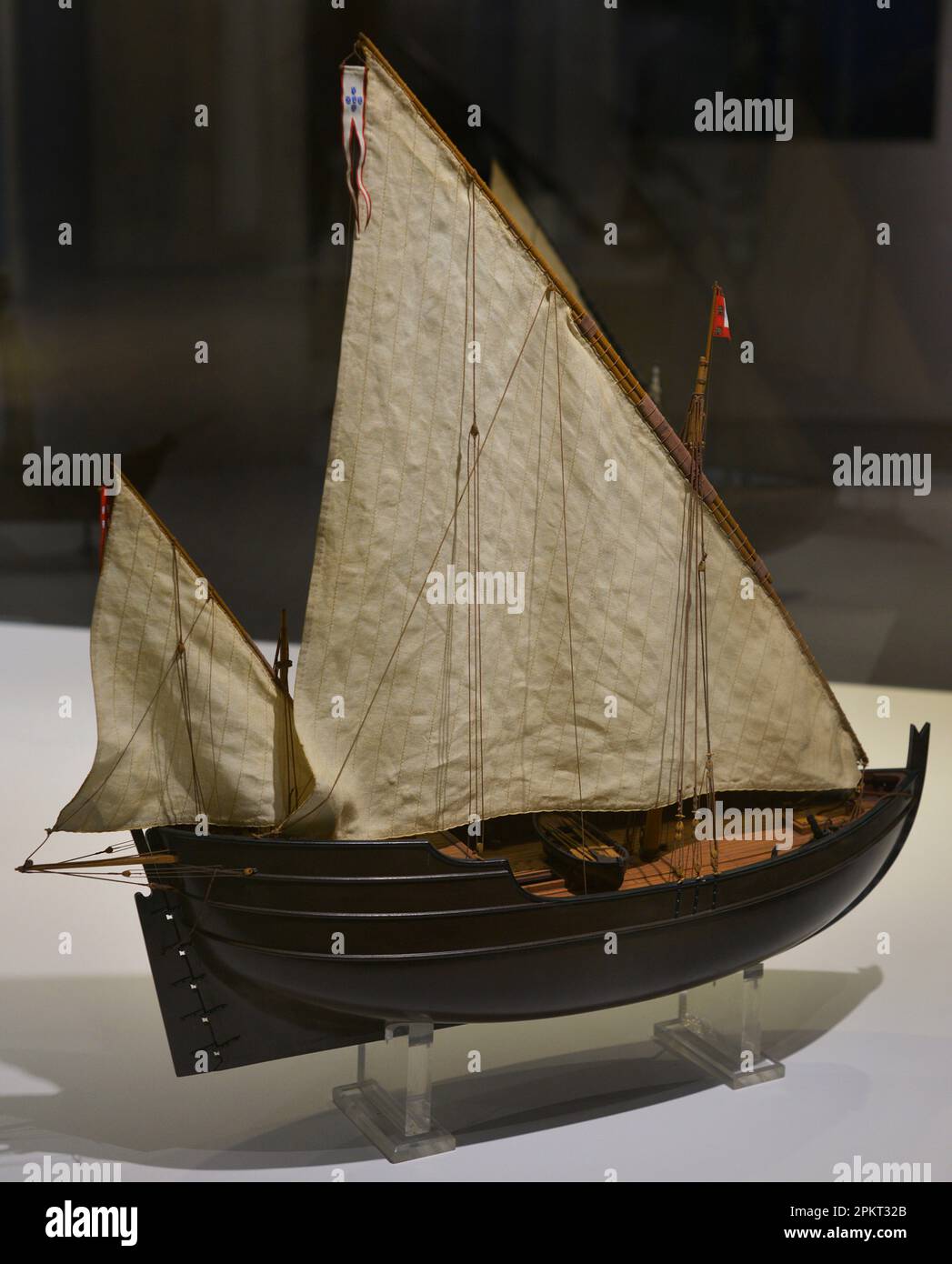'Caravelao'. Piccola imbarcazione a vela in lateen, simile alla caravel ma di dimensioni più piccole. È stato utilizzato principalmente come nave di supporto. Modello. Museo Marittimo. Lisbona, Portogallo. Foto Stock