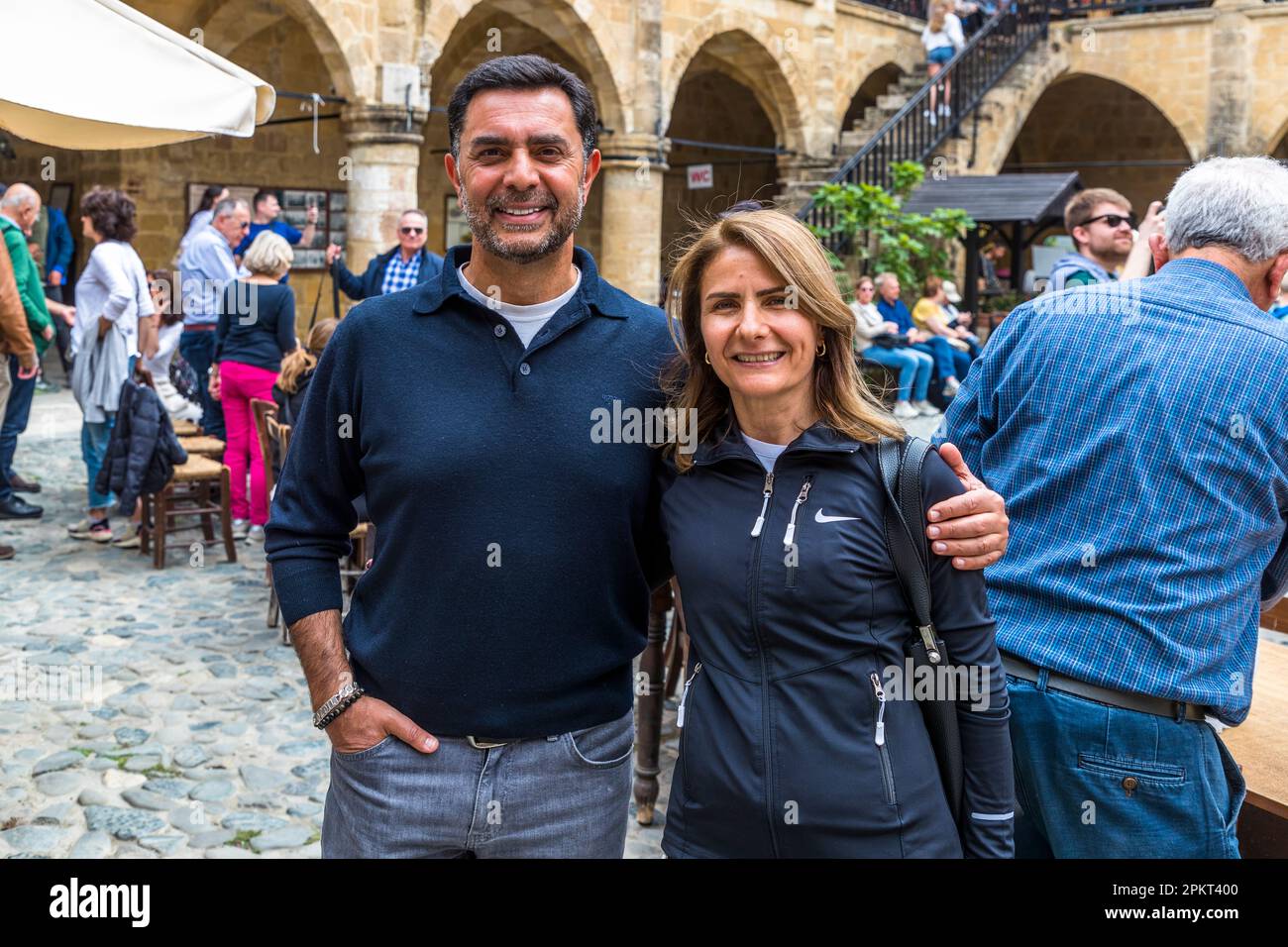 L'ex negoziatore capo della parte turco-cipriota, Özdil Nami, con sua moglie al Coffee Club, che si riunisce nella città vecchia di Nicosia. Özdil Nami è membro del parlamento dal 2003. In precedenza è stato Ministro dell'economia e dell'energia e Ministro degli affari esteri della Repubblica turca di Cipro, nonché negoziatore turco-cipriota nei negoziati di Cipro sotto l'egida del Segretario generale dell'ONU. Foto Stock