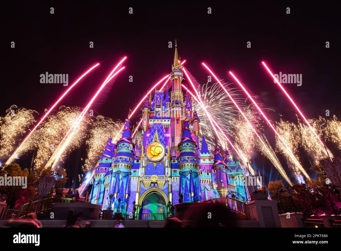 I fuochi d'artificio illuminano il cielo notturno sopra il Castello di Cenerentola, come parte del 50th° anniversario del Disney World a Orlando, Florida, USA Foto Stock