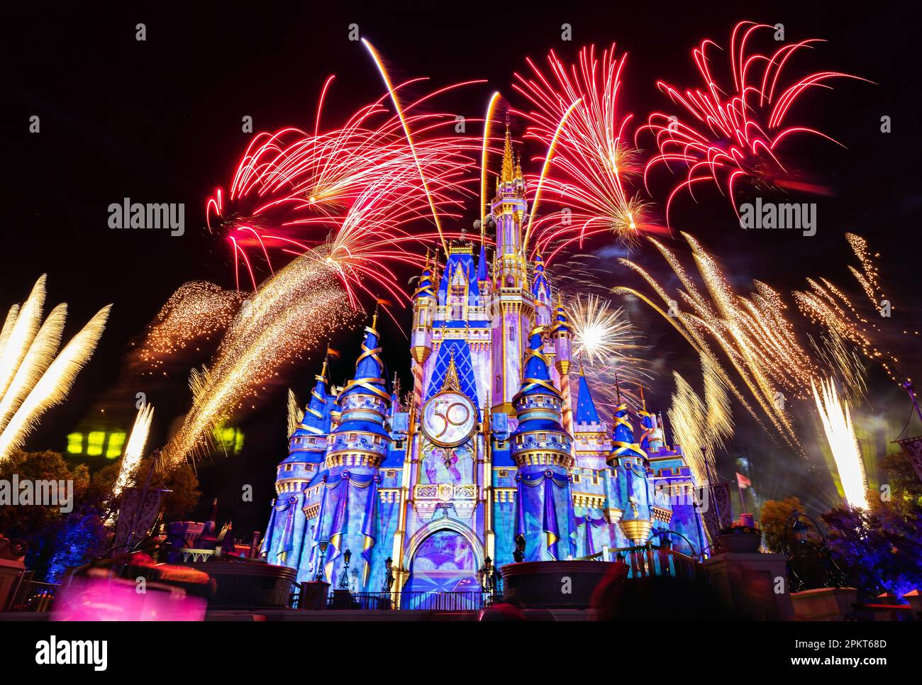 I fuochi d'artificio illuminano il cielo notturno sopra il Castello di Cenerentola, come parte del 50th° anniversario del Disney World a Orlando, Florida, USA Foto Stock