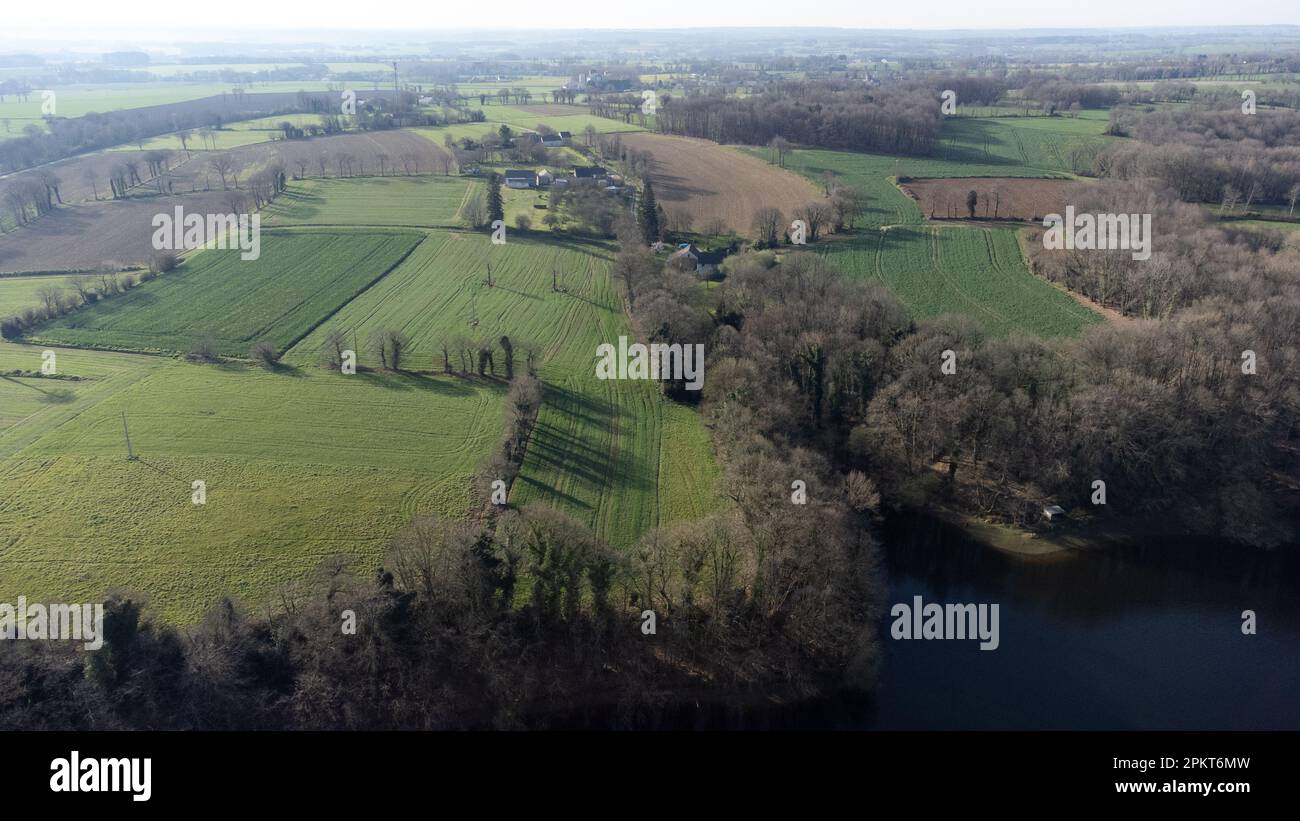 Francia, Bretagna, Cotes-d'Armor, Brusvily il 2022-03-23. Veduta aerea del paesaggio del fiume le Guinefort all'insenatura creata dal Pont Ruffi Foto Stock