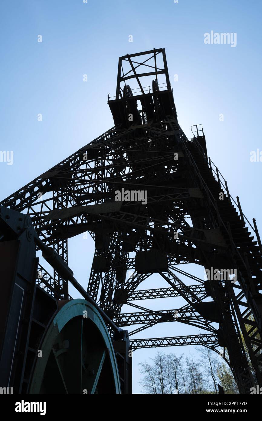 La torre mineraria di Astley, Lancashire, si erge alta contro il cielo nuvoloso del Regno Unito. La sua imponente architettura testimonia la storia della Gran Bretagna nel in Foto Stock