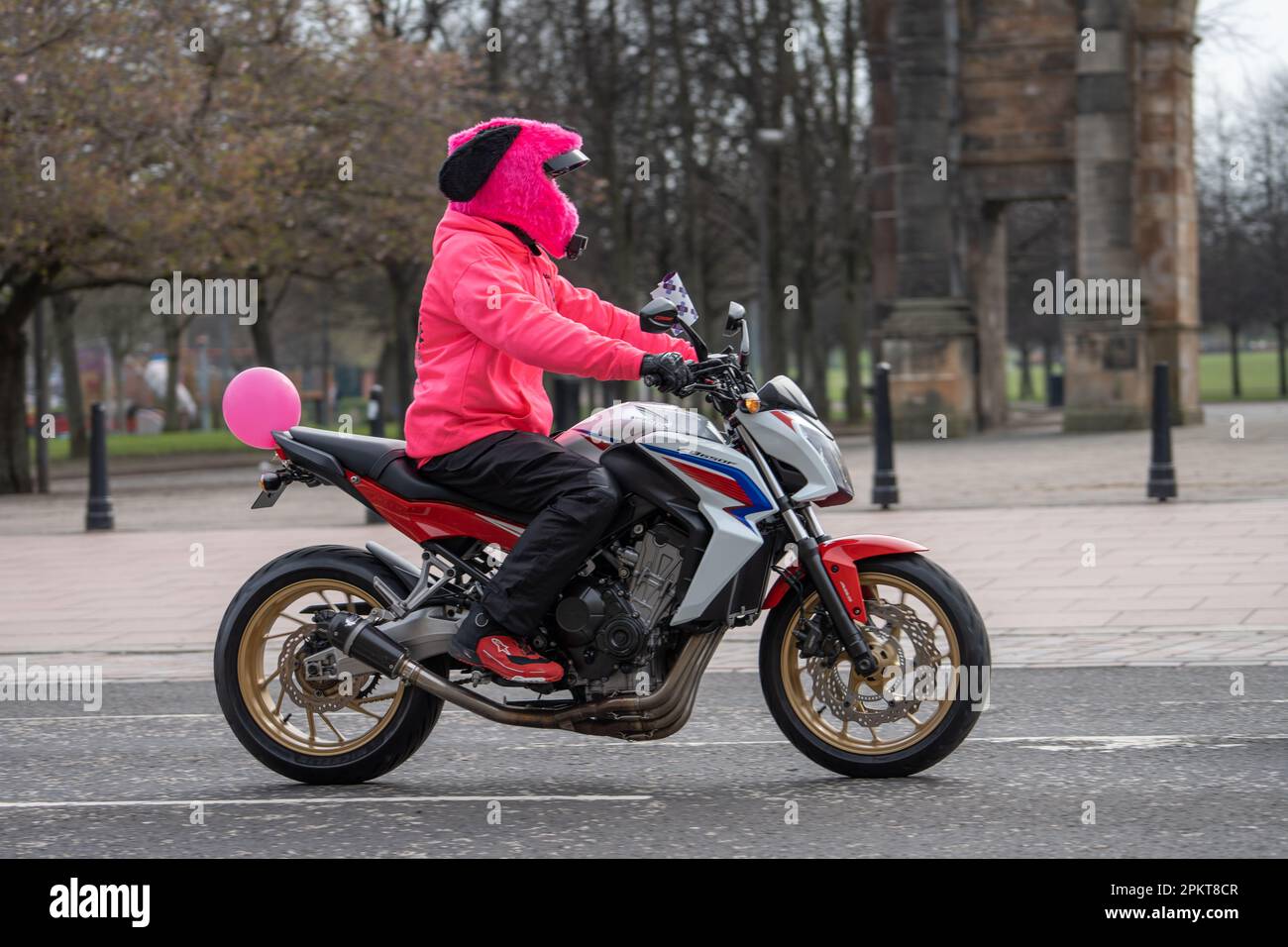 Glasgow, Scozia, Regno Unito. 9th Apr, 2023. Centinaia di motociclisti attraversano le strade di Glasgow in un convoglio di colori e rumori lungo un chilometro e mezzo, come parte del Easter Egg Run per raccogliere fondi per il Glasgow Children's Hospital Charity. Credit: R.Gass/Alamy Live News Foto Stock