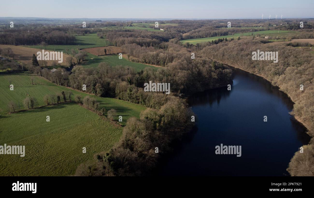 Francia, Bretagna, Cotes-d'Armor, Brusvily il 2022-03-23. Veduta aerea del paesaggio del fiume le Guinefort all'insenatura creata dal Pont Ruffi Foto Stock