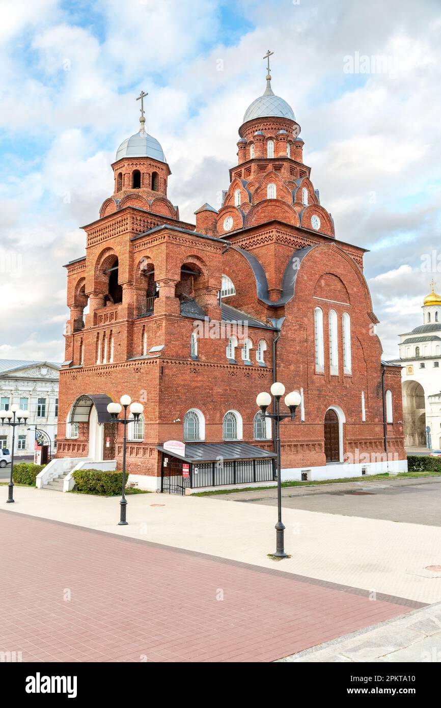 Vladimir, Russia - 19 settembre 2022: Cattedrale della Santissima Trinità - l'ex Chiesa credente di Vladimir, costruita in stile neo-russo nel 1913-191 Foto Stock