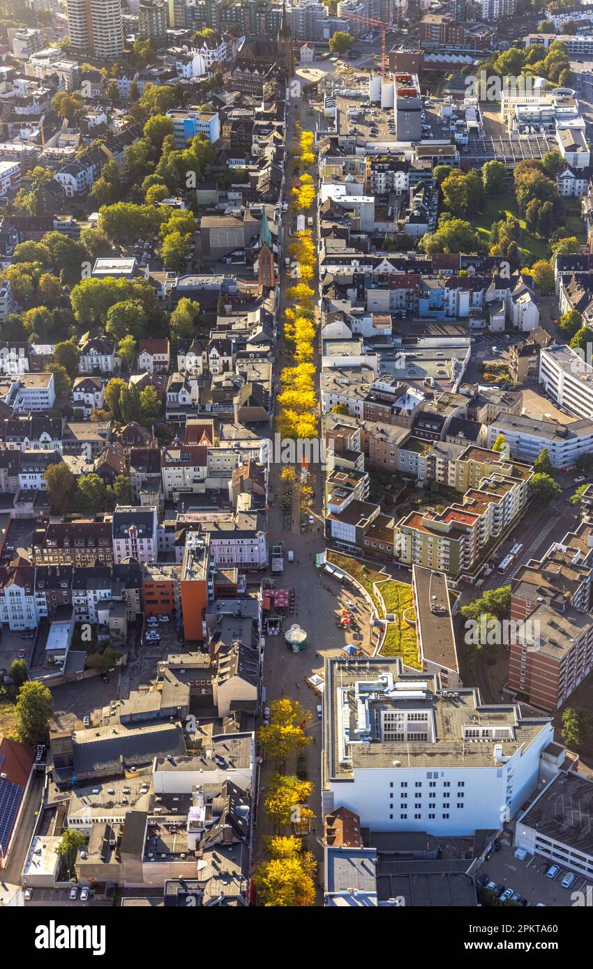 Vista aerea, zona pedonale Bahnhofstraße nei colori autunnali con la Stadtgalerie e Neue Höfe a Robert Brauner Platz nel quartiere Herne-Mitte in Foto Stock