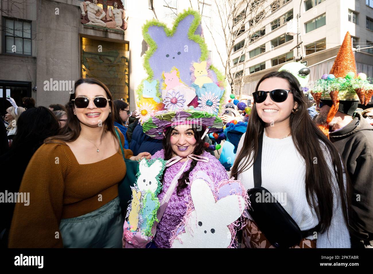 New York City, Stati Uniti. 09th Apr, 2023. Una donna con un grande cappello a tema di coniglio al Easter Parade and Bonnet Festival sulla Fifth Avenue a New York City. Credit: SOPA Images Limited/Alamy Live News Foto Stock