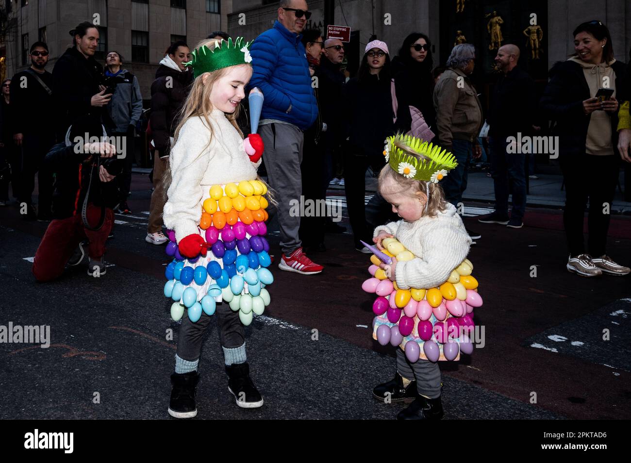 New York City, Stati Uniti. 09th Apr, 2023. Due bambini con gonne a tema uovo al Easter Parade and Bonnet Festival sulla Fifth Avenue a New York City. Credit: SOPA Images Limited/Alamy Live News Foto Stock