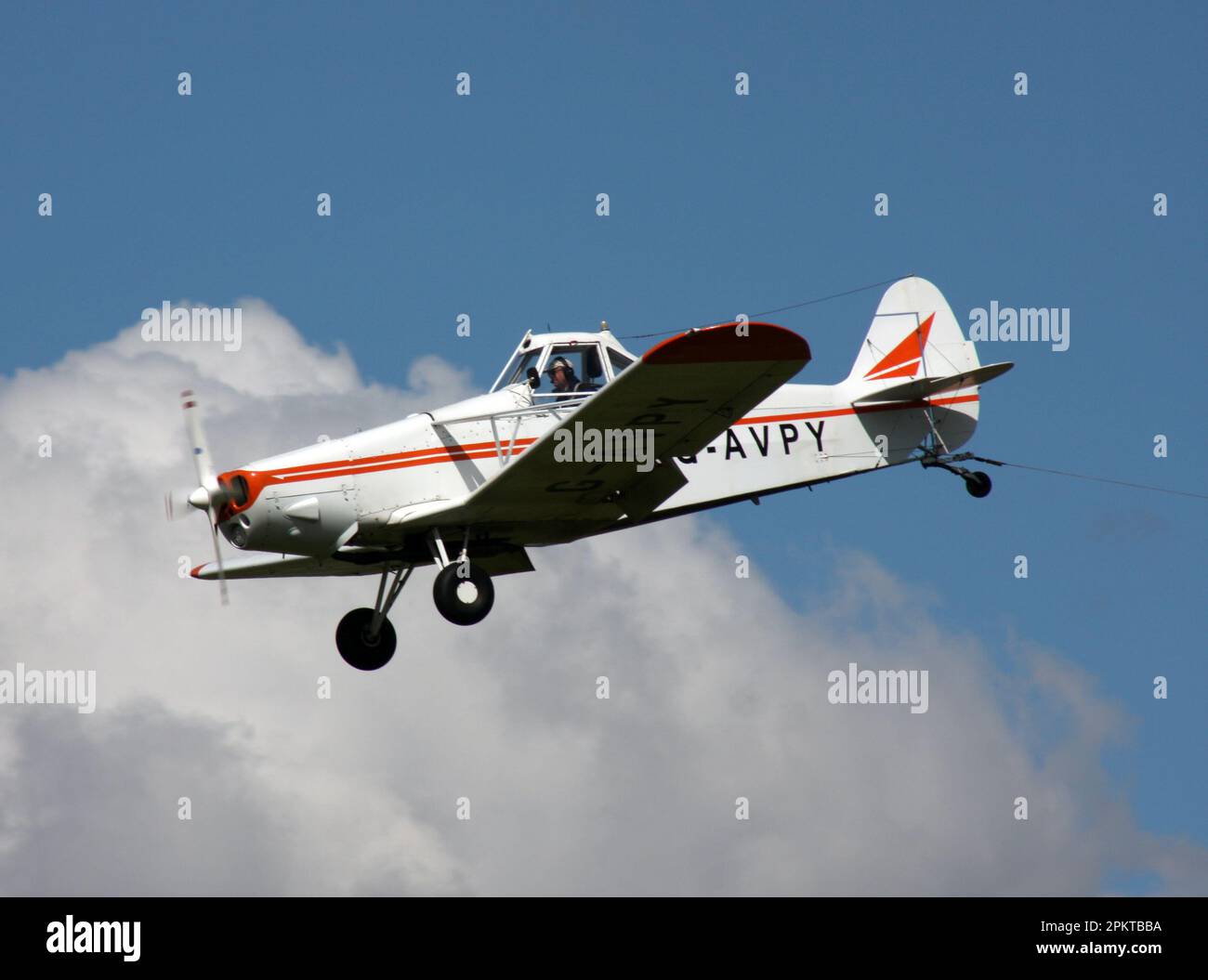 Un piper PA-25 Pawnee glider rimorchiatore al lavoro in un campo aereo privato nel Sussex occidentale Foto Stock