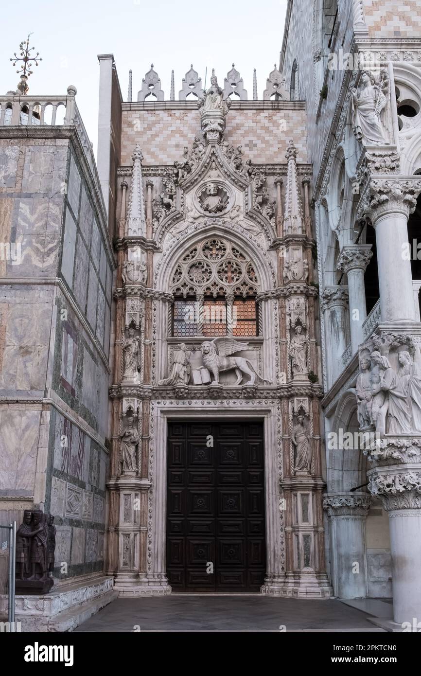 Vista sul Palazzo Ducale, un palazzo costruito in stile gotico veneziano situato in Piazza San Marco e uno dei principali punti di riferimento della città di Venezia Foto Stock