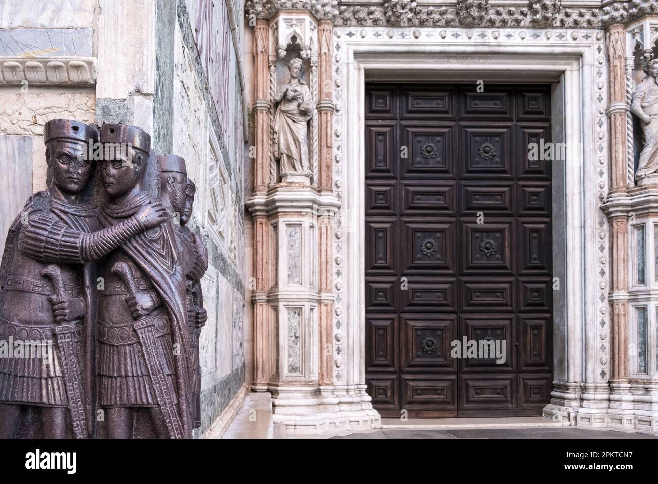 Vista sul Palazzo Ducale, un palazzo costruito in stile gotico veneziano situato in Piazza San Marco e uno dei principali punti di riferimento della città di Venezia Foto Stock