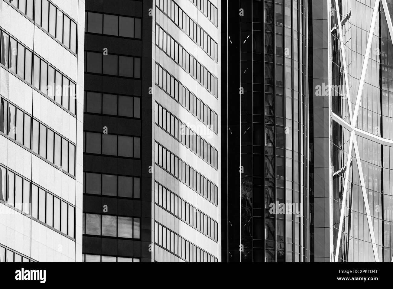 Urban Glass and Steel Windows, dettagli architettonici di un edificio che si sovrappone a un altro Foto Stock