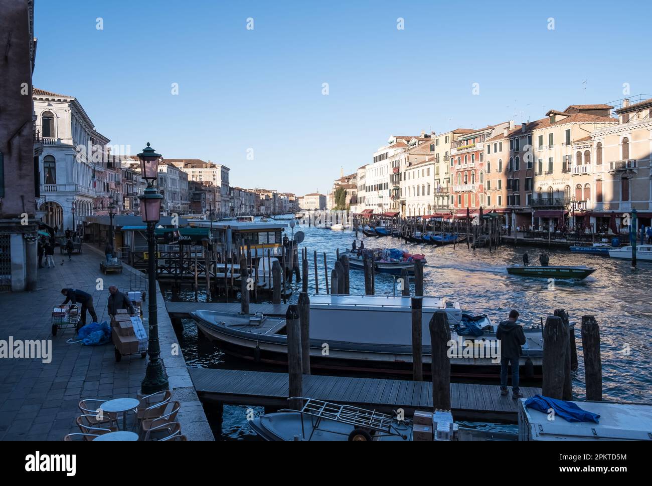 Vista sul Canal Grande, un canale di Venezia, che costituisce uno dei principali corridoi del traffico idrico attraverso i quartieri centrali della città Foto Stock