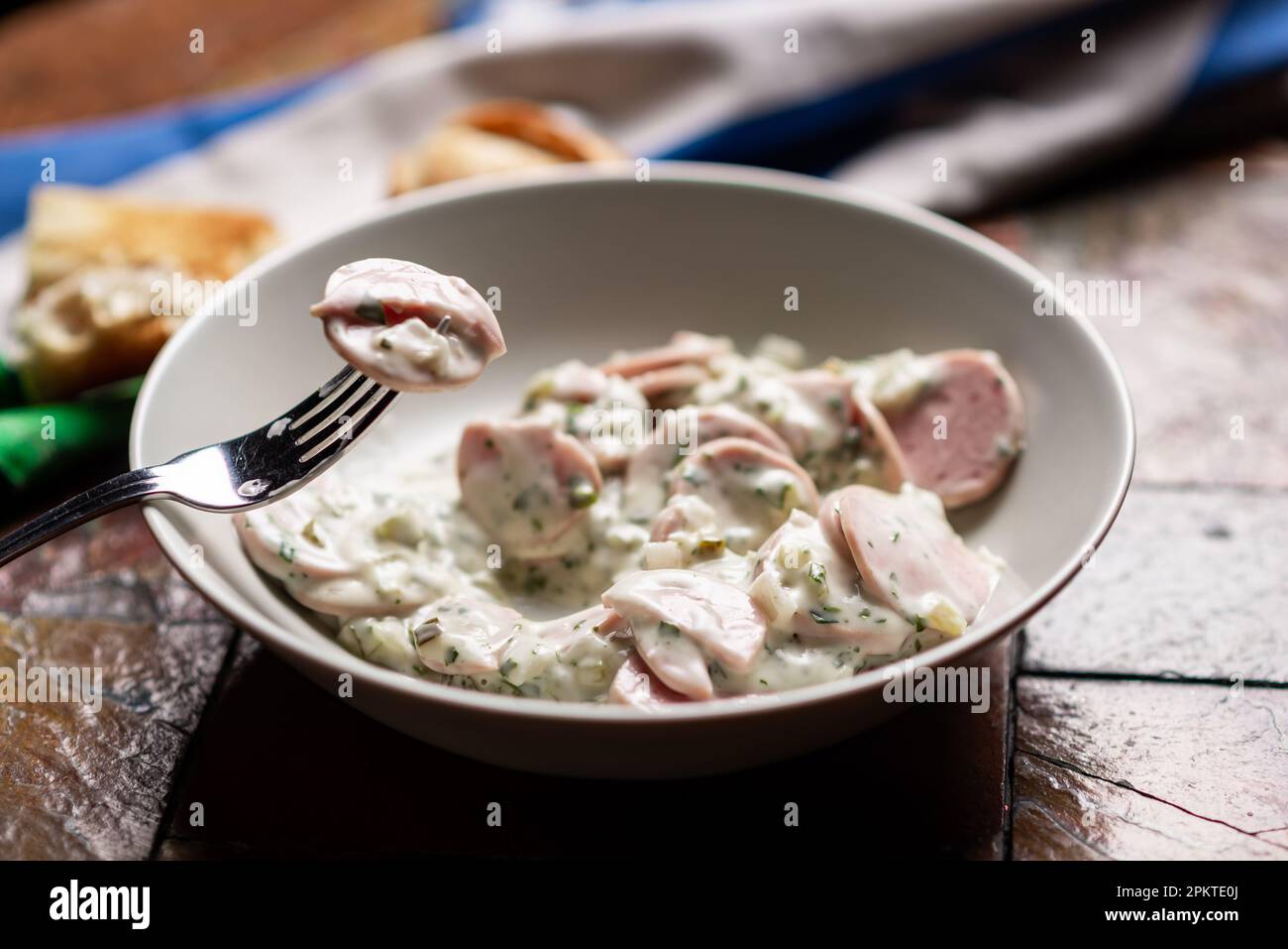 Deliziosa insalata a base di salsicce tritate, spezie, panna acida e patate. Foto Stock