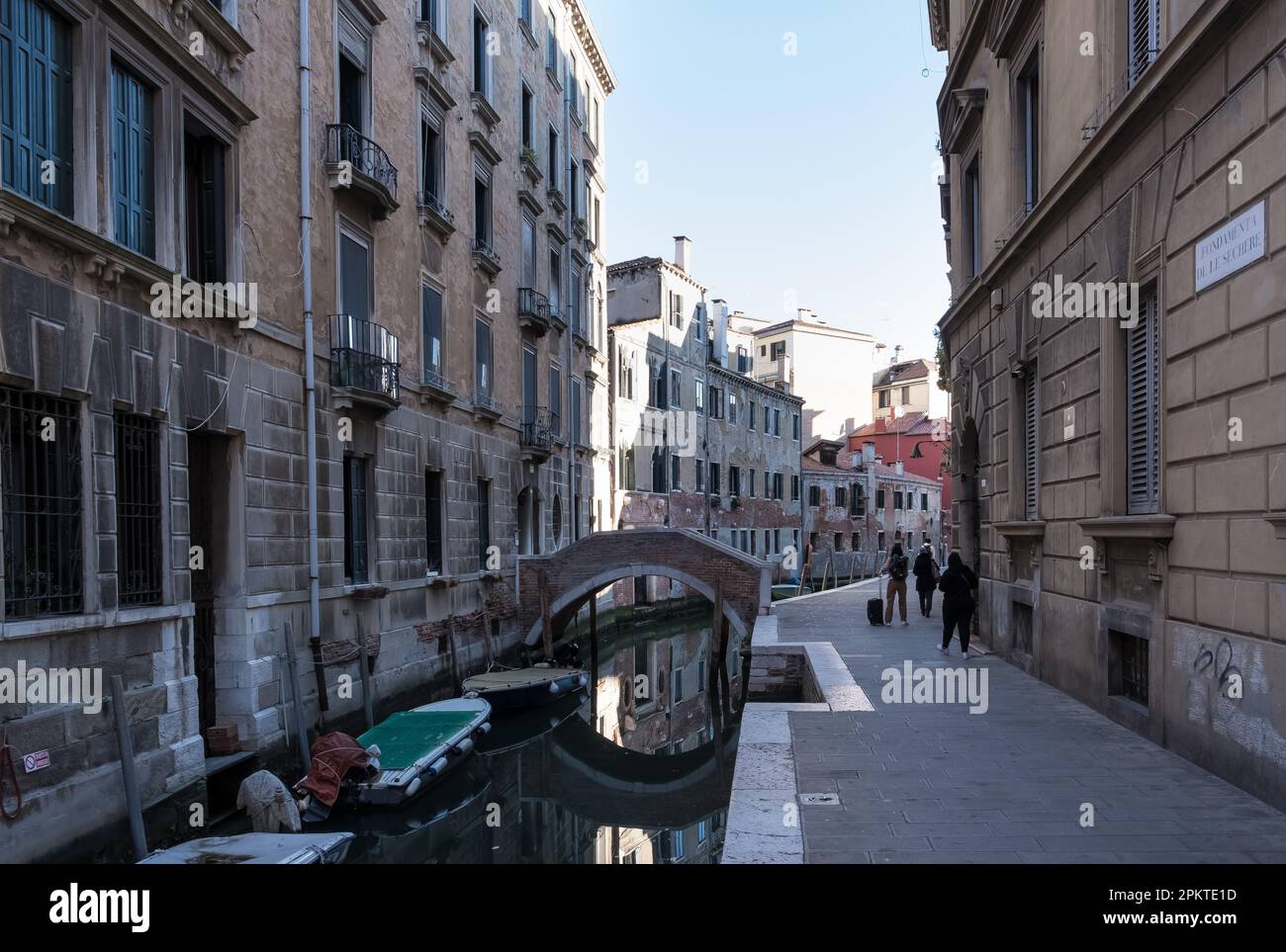 Vista della fondamenta de le Sechere, una strada che presenta intricate e antiche caratteristiche lungo la pittoresca passeggiata sul canale veneziano Foto Stock