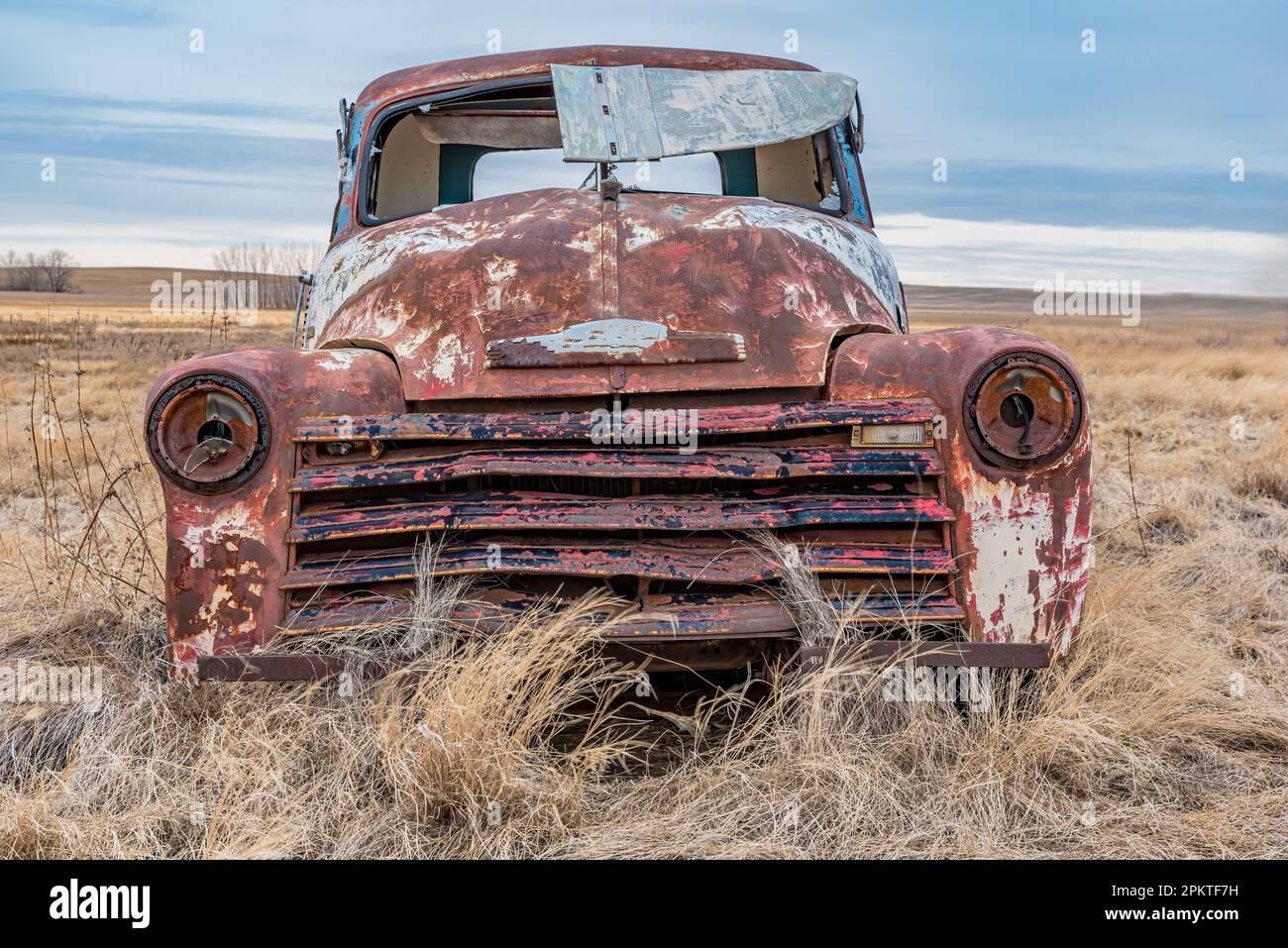 Un veicolo da mezza tonnellata d'epoca abbandonato sulle praterie Saskatchewan Foto Stock
