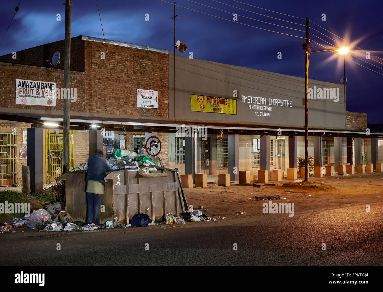 Una scena di prima mattina lungo la strada principale attraverso Amsterdam in Sud Africa. Foto Stock