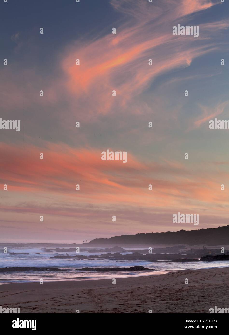 La spiaggia di Natures Valley, lungo la costa dell'Oceano Indiano del Sud Africa, subisce vari cambiamenti di umore mentre i fronti del tempo passano lungo il c Foto Stock