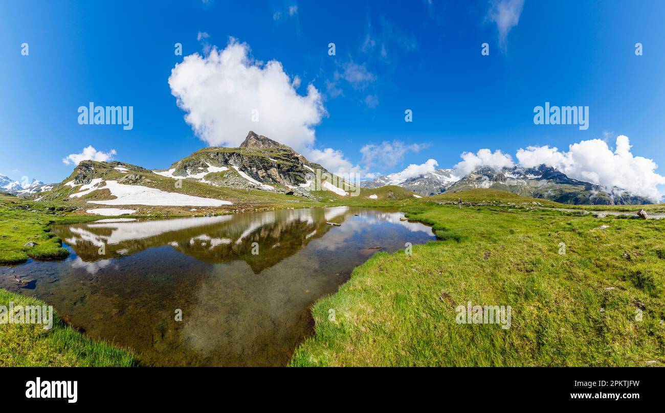 Vista panoramica sulle montagne del sentiero del Cervino a Zermatt Schwarzsee sopra Zermatt in una giornata di sole con cielo blu e nuvole bianche Foto Stock