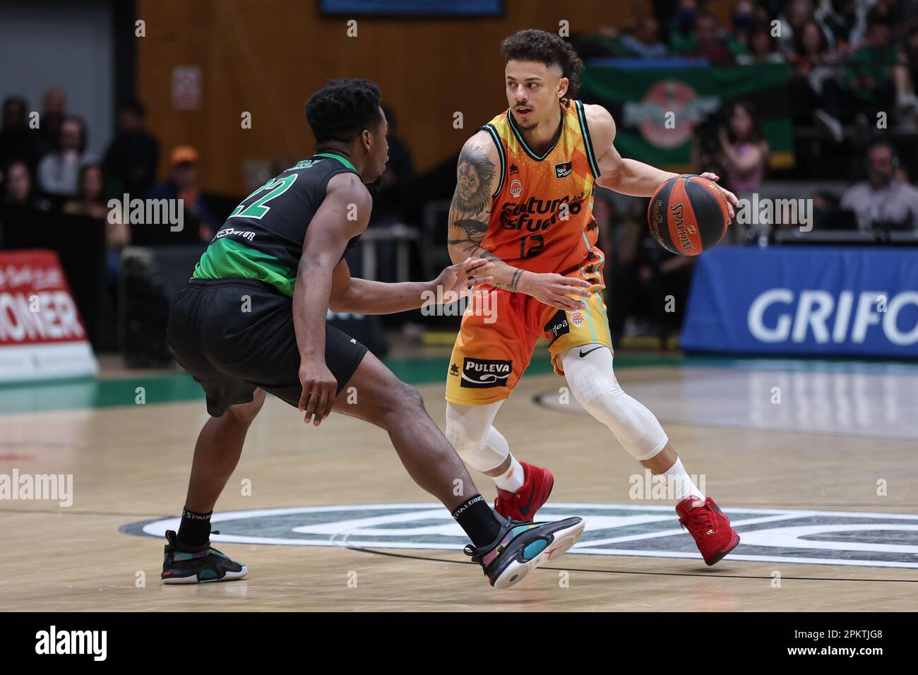 BADALONA, SPAGNA - 9 APRILE: Jonah Radebaugh di Valencia Basket in azione durante la partita ACB Liga Endesa tra Joventut Badalona e Valencia Basket al Palau Municipal D´Esports de Badalona il 9 aprile 2023 a Badalona, Spagna (Foto di David Ramirez/DAX Images) Foto Stock