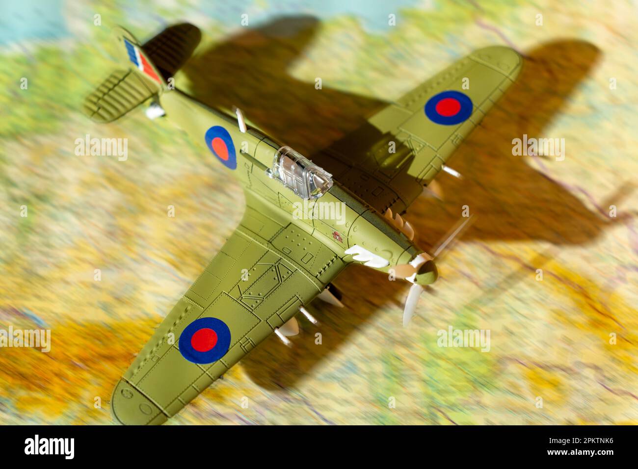 Modello di aereo da combattimento britannico della seconda guerra mondiale su una mappa Foto Stock