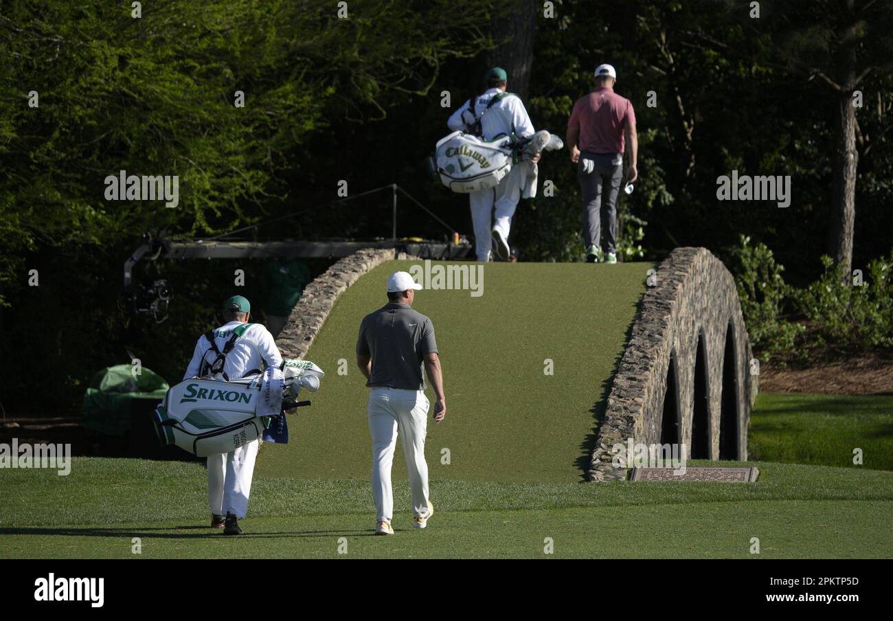 Augusta, Stati Uniti. 09th Apr, 2023. Brooks Koepka e caddie Ricky Elliot seguono Jon Rahm e il caddie Adam Hayes fino alla 12th buche durante l'ultimo round del torneo Masters 87th presso l'Augusta National Golf Club di Augusta, Georgia, domenica 9 aprile 2023. Foto di Bob strong/UPI Credit: UPI/Alamy Live News Foto Stock