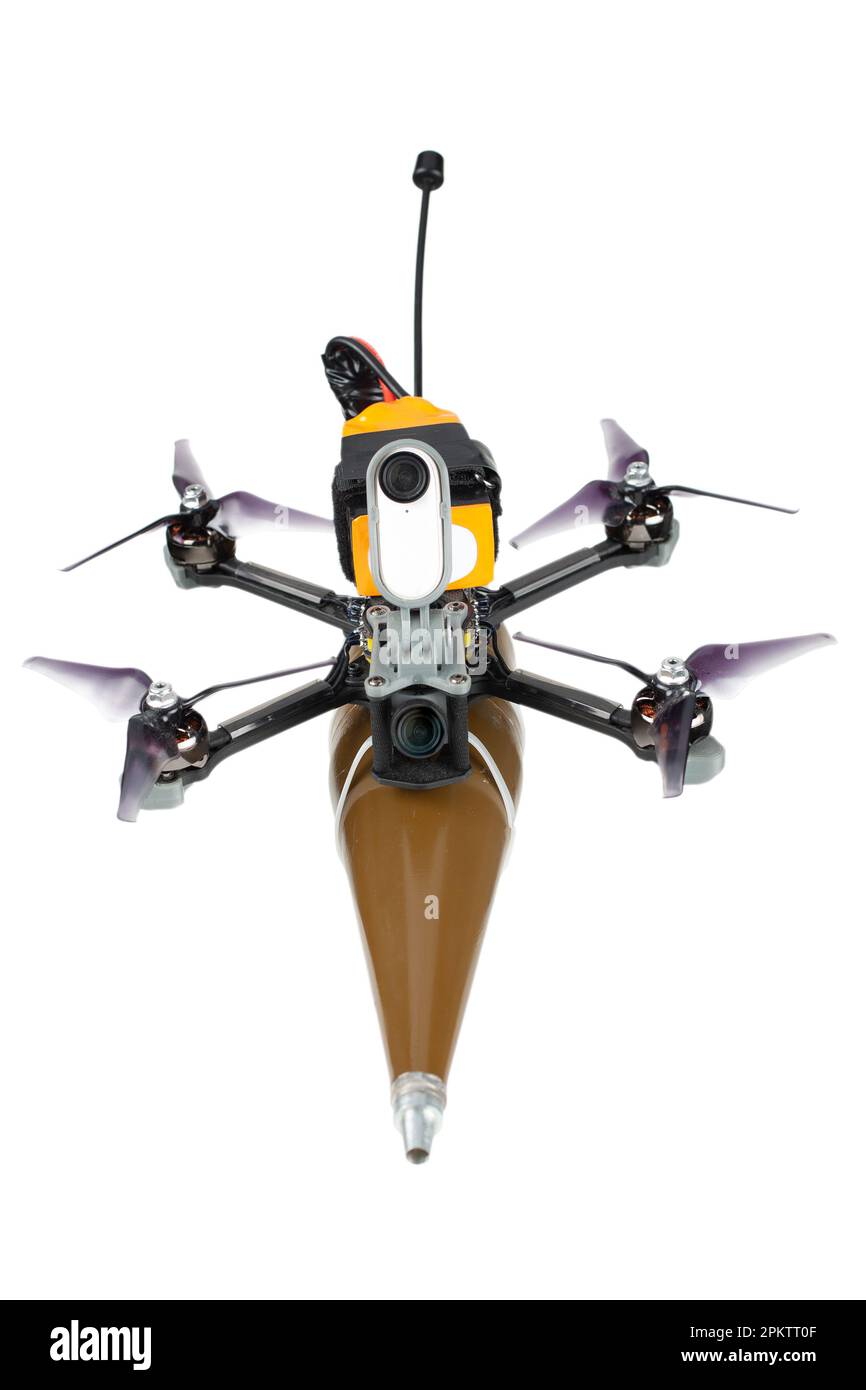 Drone FPV con testata di guerra RPG - munizioni loitering a basso costo per la guerra moderna isolato su sfondo bianco Foto Stock