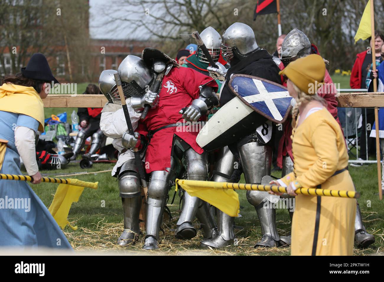 Castleton, Regno Unito. 9th aprile 2023. Buhurt, uno sport di combattimento medievale si sta svolgendo a Castleton vicino Rochdale. Il raduno comprende squadre provenienti da tutto il Regno Unito e una squadra francese. Nonostante i combattenti che utilizzano armi smussate Buhurt è brutale coinvolgendo assi e spade tra le armi con tutti i concorrenti vestito di armatura. Castleton, Regno Unito. Credit: Barbara Cook/Alamy Live News Foto Stock