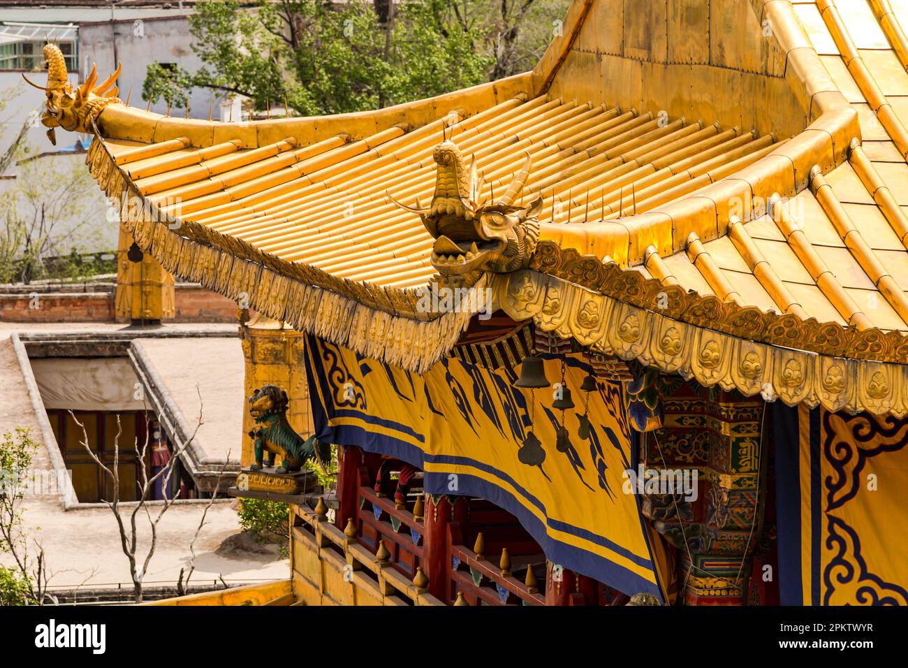 Draghi e altre figure sul tetto dorato presso la splendida pagoda nel monastero tibetano Ta'er, Cina Foto Stock