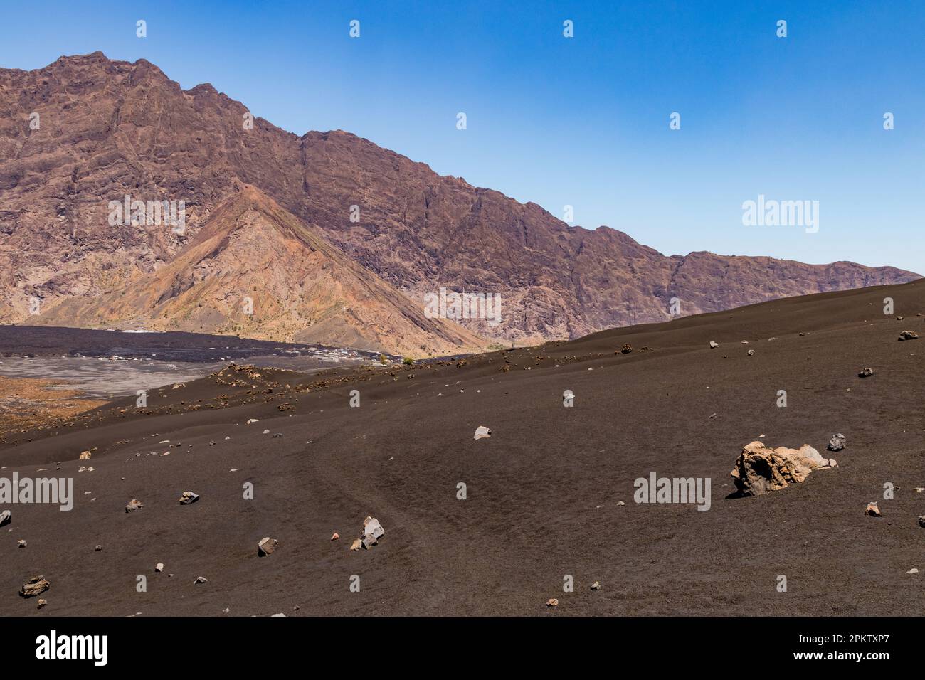 Un sentiero attraverso la roccia di lava scura sul lato della montagna del vulcano Pico do Fogo sull'isola di Fogo, Capo Verde Foto Stock