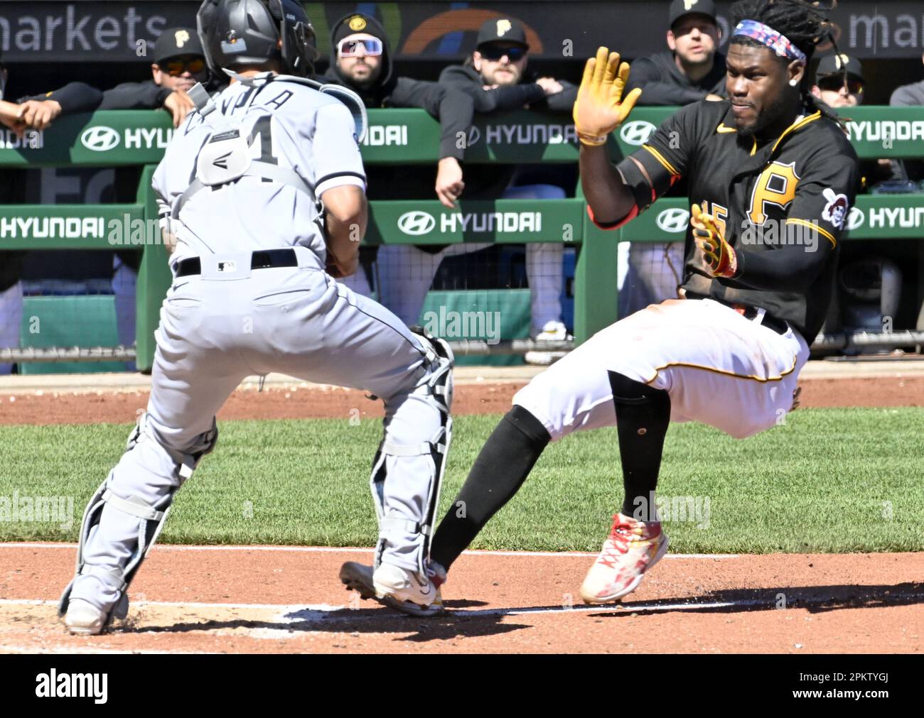 Pittsburgh, Stati Uniti. 09th Apr, 2023. Chicago White Sox catcher Seby Zavala (44) proteggere casa piastra come Pittsburgh Pirates shortstop ONeil Cruz (15) scivola ed è a casa nel sesto inning al PNC Park Domenica di Pasqua 9 aprile 2023 a Pittsburgh. Foto di Archie Carpenter/UPI Credit: UPI/Alamy Live News Foto Stock