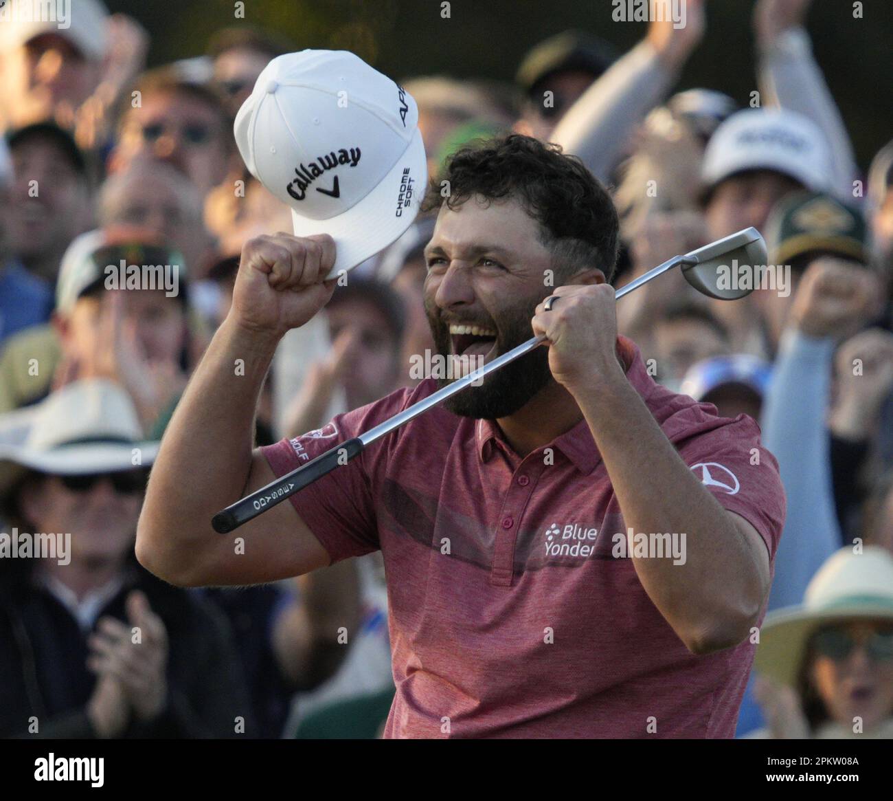 Augusta, Stati Uniti. 09th Apr, 2023. Jon Rahm festeggia dopo aver vinto il torneo Masters 87th all'Augusta National Golf Club di Augusta, Georgia, domenica 9 aprile 2023. Rahm ha finito 12 sotto il par 276. Foto di Bob strong/UPI Credit: UPI/Alamy Live News Foto Stock