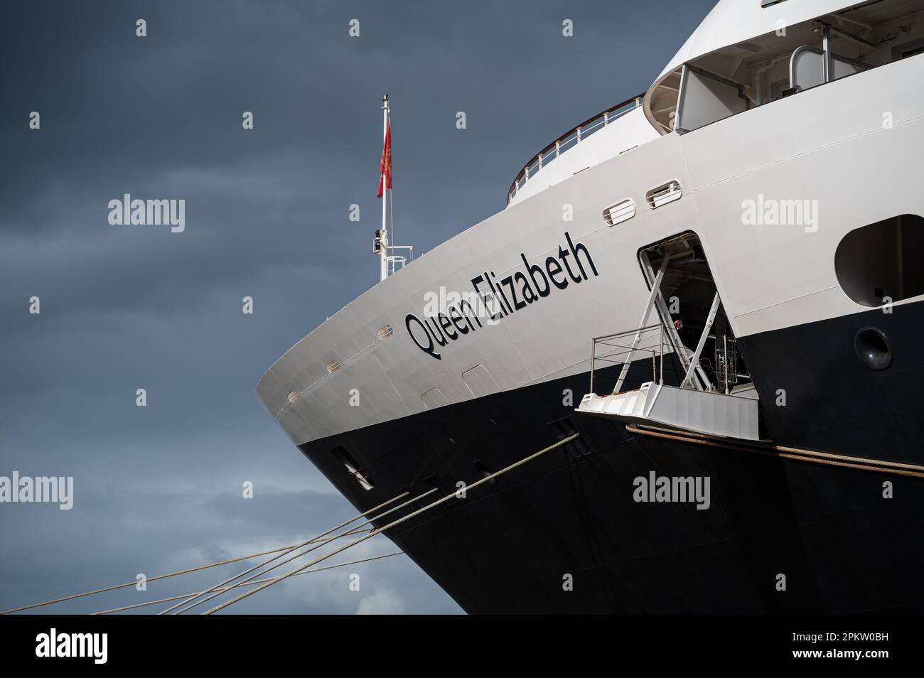 Una vista dell'arco e della porta di prua aperta della nave da crociera Cunard Queen Elizabeth contro un cielo blu ormeggiato a Cairns Wharf, QLD, Australia. Foto Stock