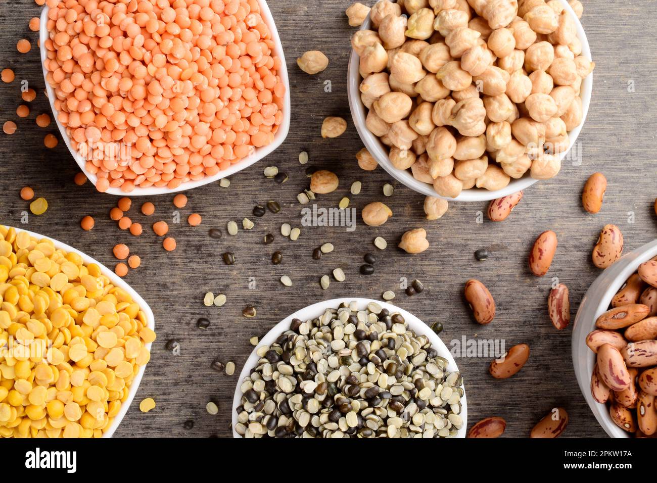 Vista dall'alto della famiglia di legumi crudi nella ciotola Foto Stock