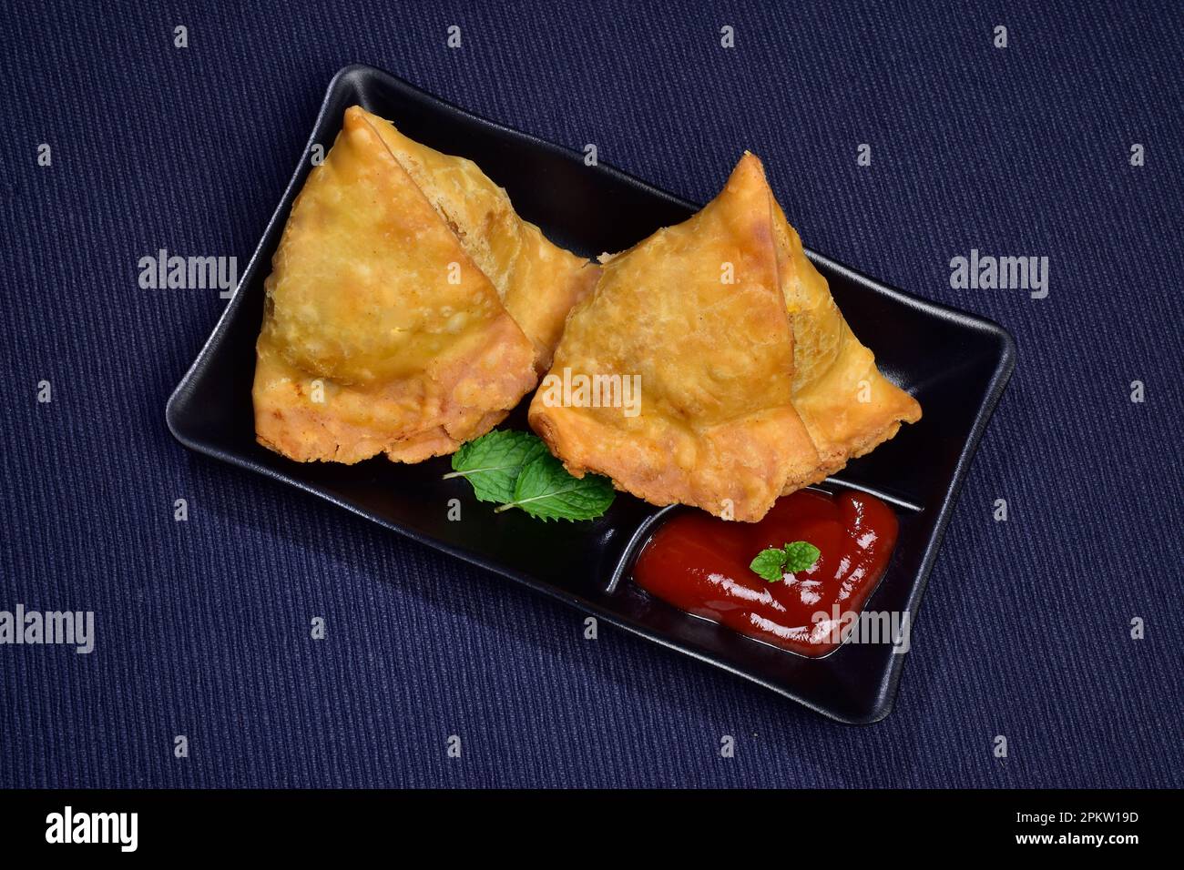 Vista dall'alto dello spuntino indiano samosa Foto Stock