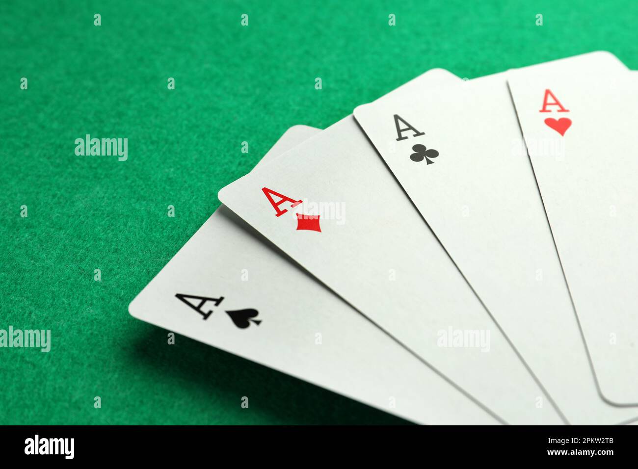 Quattro assi carte da gioco sul tavolo verde, primo piano. Gioco di poker  Foto stock - Alamy