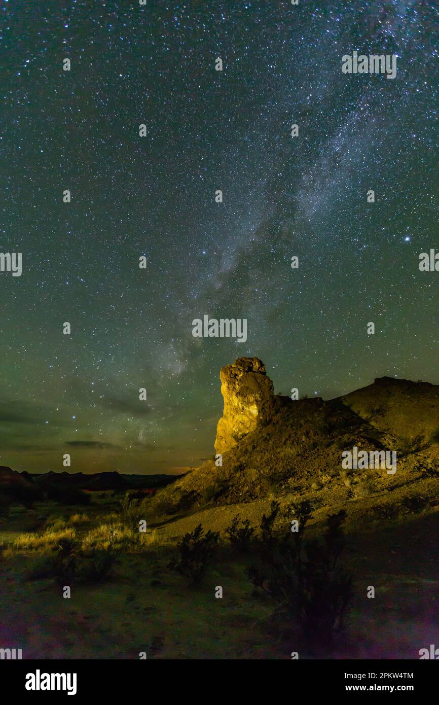 Formazione rocciosa Sfinx Looking nel Big Bend National Park vicino a Study Butte, Texas. Un luogo turistico molto popolare. Presa di notte con esposizione lunga. Foto Stock