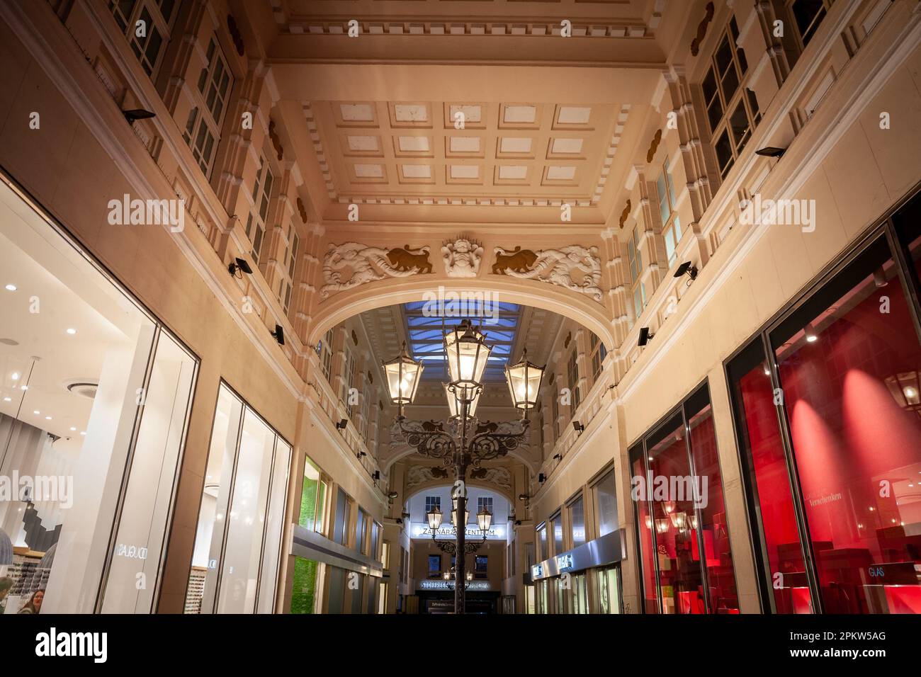 Foto del krugerpassage di Dortmund, Germania, con negozi e boutique nel centro della città. E' un punto di riferimento principale della citta' vecchia e. Foto Stock