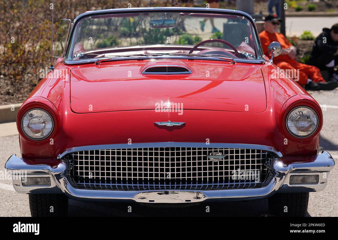 St Louis, Stati Uniti. 09th Apr, 2023. Un Ford Thunderbird del 1957 viene mostrato durante l'annuale Mostra di auto di Pasqua del Club delle carrozze senza cavalli nel Forest Park la Domenica di Pasqua a St. Louis il 9 aprile 2023. Foto di Bill Greenblatt/UPI Credit: UPI/Alamy Live News Foto Stock