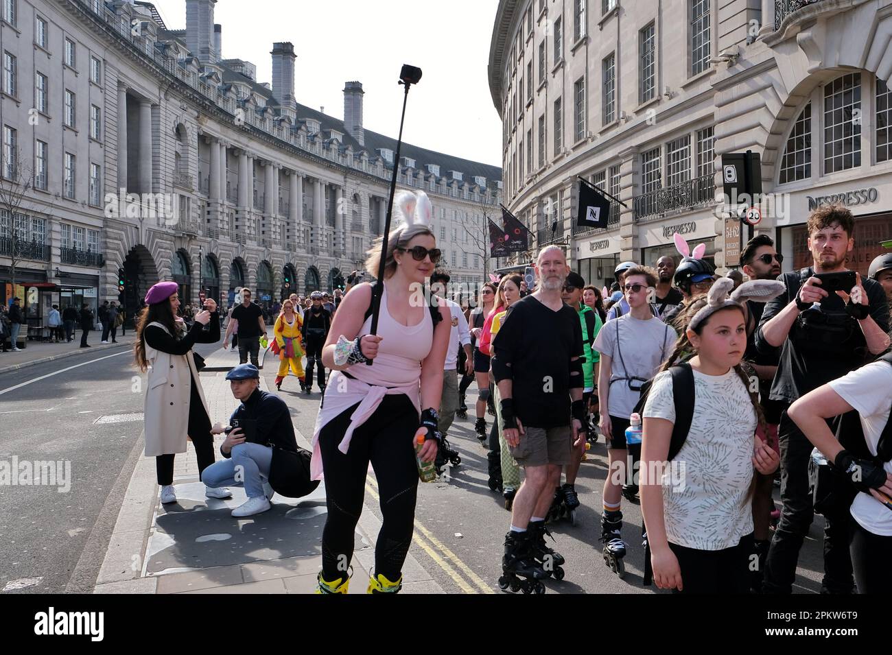 Londra, Regno Unito. 9th aprile 2023. I visitatori del West End hanno goduto delle temperature più calde prima che la pioggia sia impostata per tornare il lunedì, mentre una supercar si incontra e un evento di pattinaggio a tema pasquale passato attraverso Piccadilly Circus attirando folle di persone. Credit: Undicesima ora di Fotografia/Alamy Live News Foto Stock