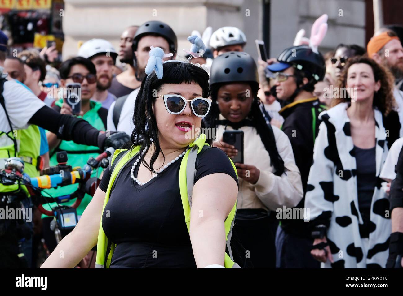 Londra, Regno Unito. 9th aprile 2023. I visitatori del West End hanno goduto delle temperature più calde prima che la pioggia sia impostata per tornare il lunedì, mentre una supercar si incontra e un evento di pattinaggio a tema pasquale passato attraverso Piccadilly Circus attirando folle di persone. Credit: Undicesima ora di Fotografia/Alamy Live News Foto Stock