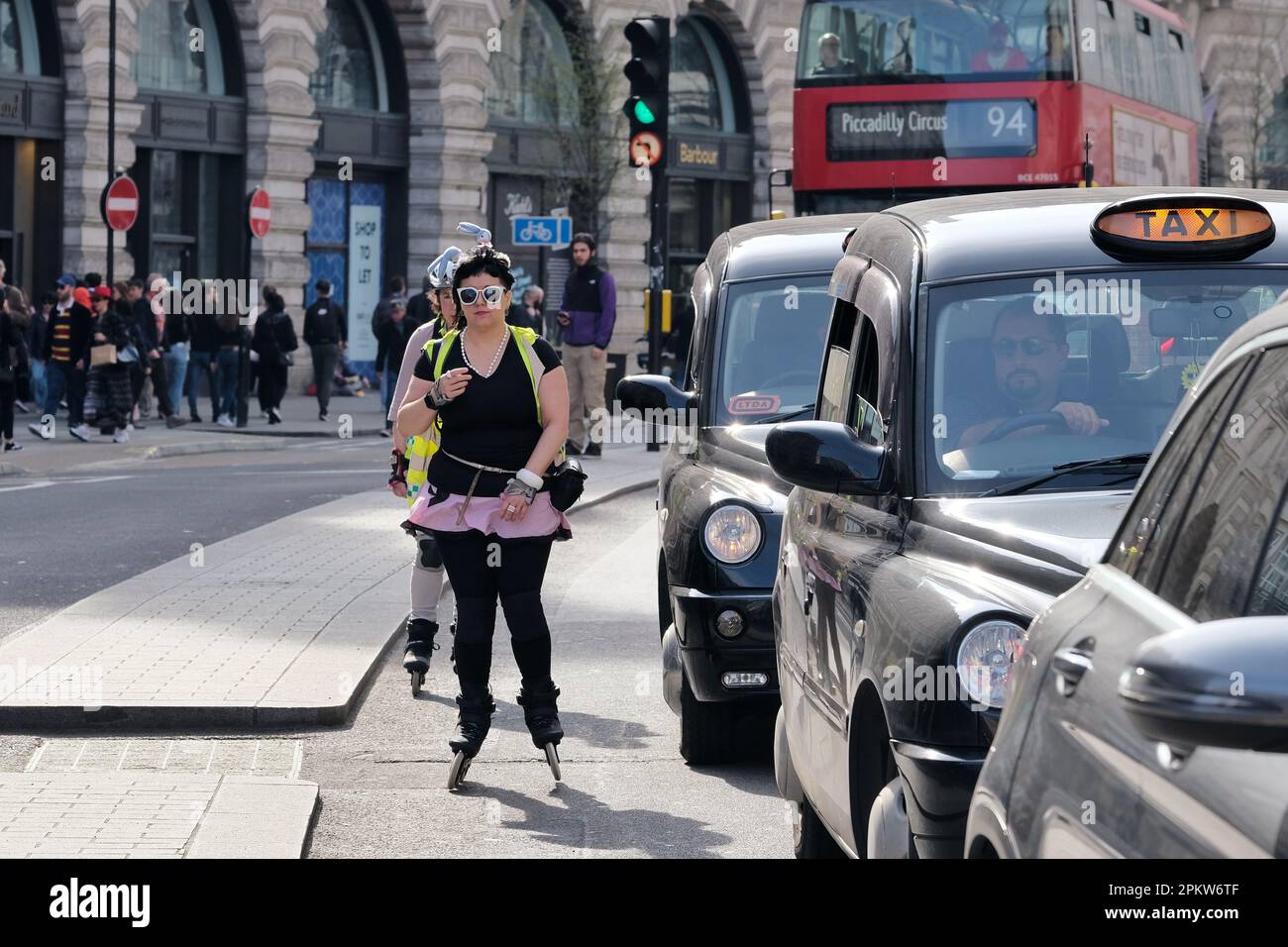 Londra, Regno Unito. 9th aprile 2023. I visitatori del West End hanno goduto delle temperature più calde prima che la pioggia sia impostata per tornare il lunedì, mentre una supercar si incontra e un evento di pattinaggio a tema pasquale passato attraverso Piccadilly Circus attirando folle di persone. Credit: Undicesima ora di Fotografia/Alamy Live News Foto Stock