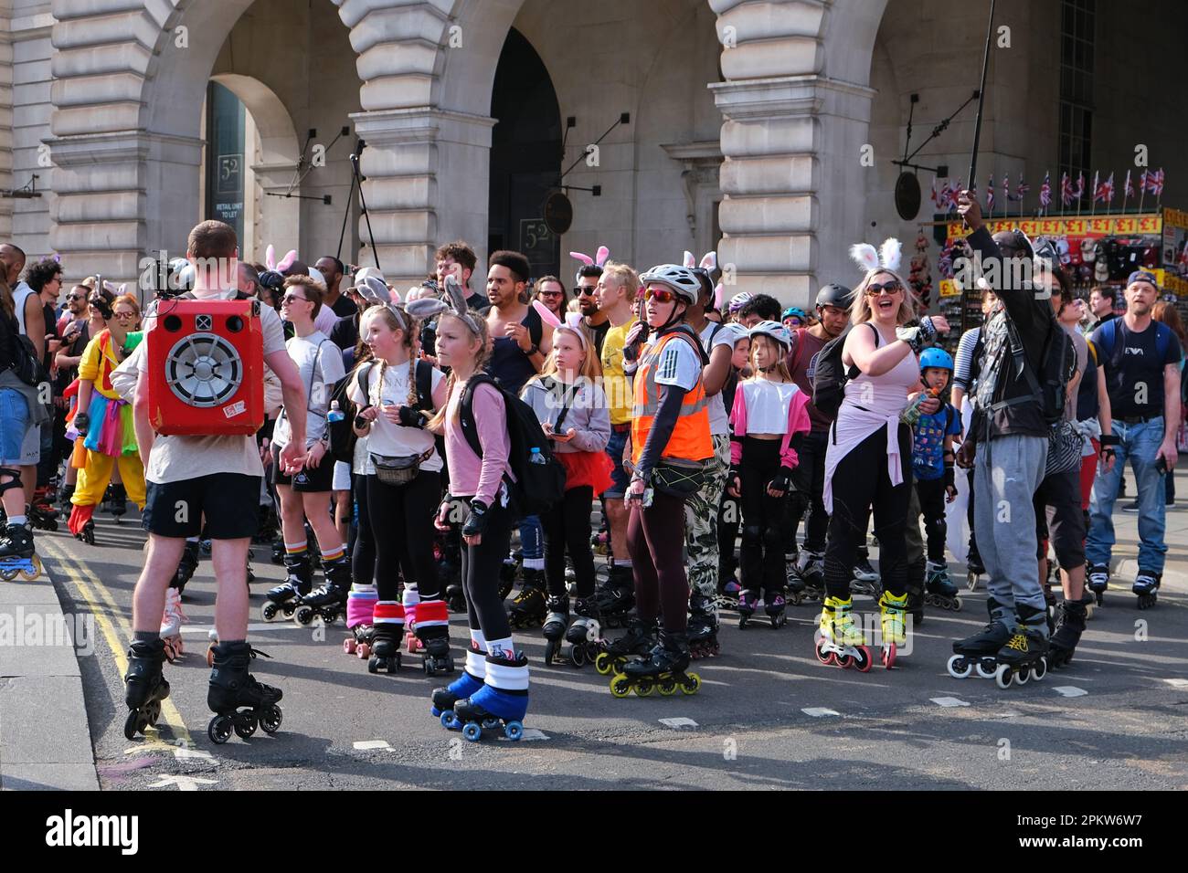 Londra, Regno Unito. 9th aprile 2023. I visitatori del West End hanno goduto delle temperature più calde prima che la pioggia sia impostata per tornare il lunedì, mentre una supercar si incontra e un evento di pattinaggio a tema pasquale passato attraverso Piccadilly Circus attirando folle di persone. Credit: Undicesima ora di Fotografia/Alamy Live News Foto Stock