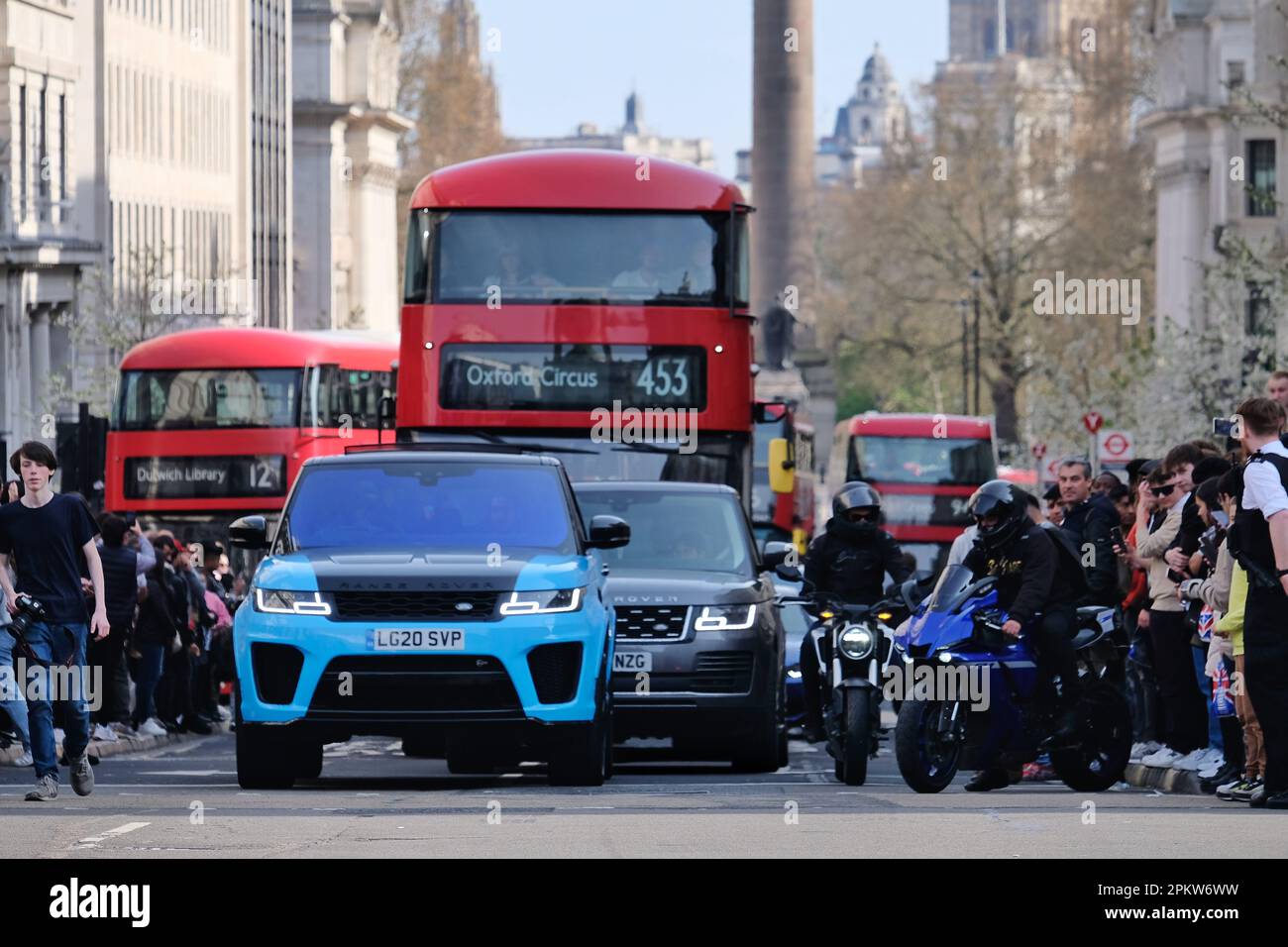 Londra, Regno Unito. 9th aprile 2023. I visitatori del West End hanno goduto delle temperature più calde prima che la pioggia sia impostata per tornare il lunedì, mentre una supercar si incontra e un evento di pattinaggio a tema pasquale passato attraverso Piccadilly Circus attirando folle di persone. Credit: Undicesima ora di Fotografia/Alamy Live News Foto Stock