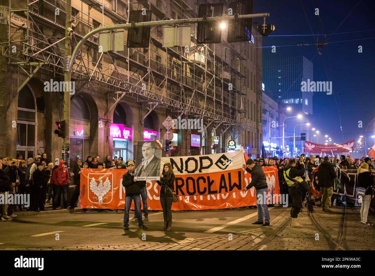 I manifestanti di estrema destra del partito politico ultranazionalista della rinascita nazionale polacca hanno striscioni e segni durante la marcia di protesta. Il 11 novembre, Giornata dell'Indipendenza Polacca, è stata organizzata la Grande marcia dell'Indipendenza. I manifestanti chiedono un ritorno ai valori e all'identità tradizionali polacchi, invocando spesso il cattolicesimo e il nazionalismo come parti importanti della loro visione del mondo. Molti di loro sottoscrivono ideologie politiche di estrema destra e sono affiliati con organizzazioni come la rinascita nazionale della Polonia e gli hooligan polacchi della gioventù e del calcio. Tuttavia, va notato che no Foto Stock