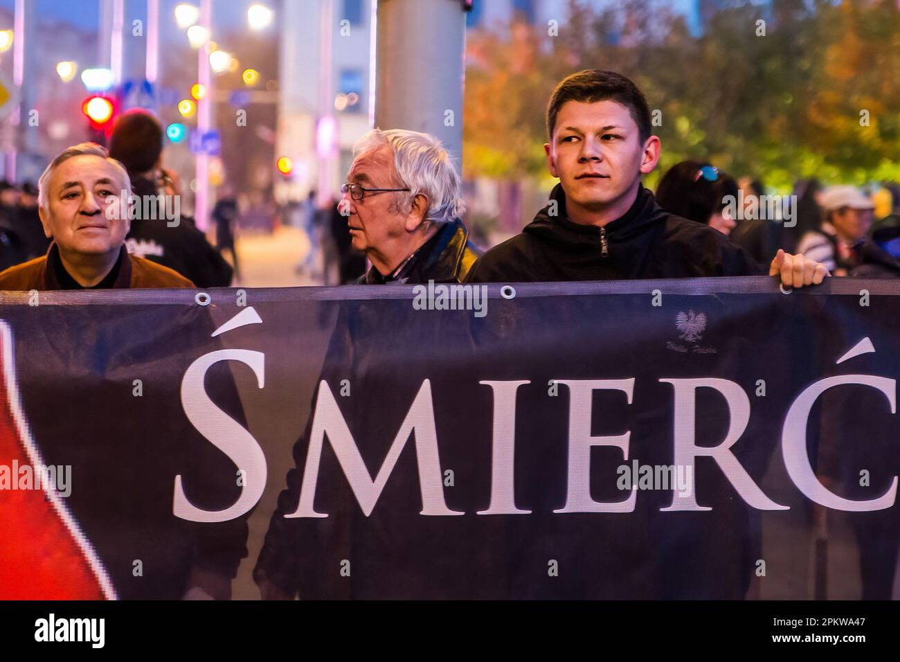 I manifestanti di estrema destra hanno una bandiera con l'iscrizione "morte ai nemici della patria" durante la protesta. Il 11 novembre, Giornata dell'Indipendenza Polacca, è stata organizzata la Grande marcia dell'Indipendenza. I manifestanti chiedono un ritorno ai valori e all'identità tradizionali polacchi, invocando spesso il cattolicesimo e il nazionalismo come parti importanti della loro visione del mondo. Molti di loro sottoscrivono ideologie politiche di estrema destra e sono affiliati con organizzazioni come la rinascita nazionale della Polonia e gli hooligan polacchi della gioventù e del calcio. Tuttavia, si noti che non tutti i partecipanti al Foto Stock