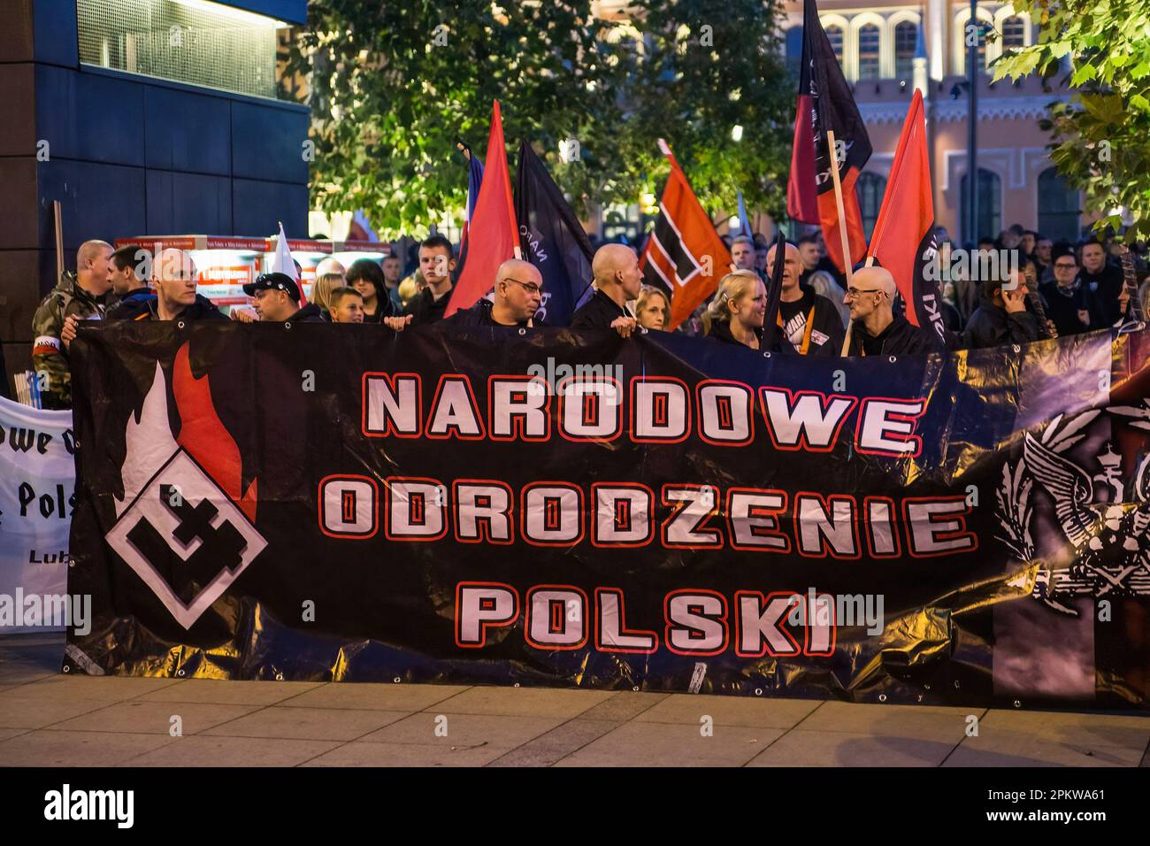 I manifestanti di estrema destra del partito politico ultranazionalista della rinascita nazionale polacca hanno una bandiera e bandiere durante la protesta. Il 11 novembre, Giornata dell'Indipendenza Polacca, è stata organizzata la Grande marcia dell'Indipendenza. I manifestanti chiedono un ritorno ai valori e all'identità tradizionali polacchi, invocando spesso il cattolicesimo e il nazionalismo come parti importanti della loro visione del mondo. Molti di loro sottoscrivono ideologie politiche di estrema destra e sono affiliati con organizzazioni come la rinascita nazionale della Polonia e gli hooligan polacchi della gioventù e del calcio. Tuttavia, va notato che non tutto Foto Stock