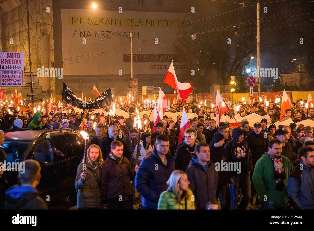 I dimostranti hanno bandiere polacche durante la protesta. Il 11 novembre, Giornata dell'Indipendenza Polacca, è stata organizzata la Grande marcia dell'Indipendenza. I manifestanti chiedono un ritorno ai valori e all'identità tradizionali polacchi, invocando spesso il cattolicesimo e il nazionalismo come parti importanti della loro visione del mondo. Molti di loro sottoscrivono ideologie politiche di estrema destra e sono affiliati con organizzazioni come la rinascita nazionale della Polonia e gli hooligan polacchi della gioventù e del calcio. Tuttavia, va notato che non tutti i partecipanti alla marcia possono avere opinioni estreme o intolleranti, e ci sono stati li Foto Stock