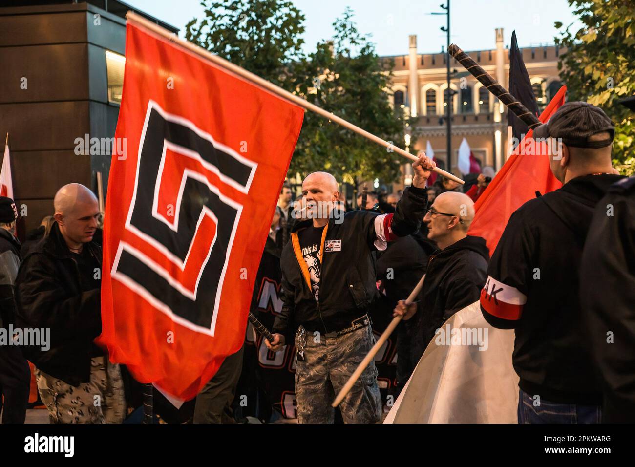 Wroclaw, Dolnoslaskie, Polonia. 11th Nov 2014. Gli estremisti di estrema destra della rinascita nazionale polacca detengono la bandiera Golden Dawn - organizzazione politica greca ultranazionalista e neonazista durante la protesta. Il 11 novembre, Giornata dell'Indipendenza Polacca, è stata organizzata la Grande marcia dell'Indipendenza. I manifestanti chiedono un ritorno ai valori e all'identità tradizionali polacchi, invocando spesso il cattolicesimo e il nazionalismo come parti importanti della loro visione del mondo. Molti di loro sottoscrivono ideologie politiche di estrema destra e sono affiliati con organizzazioni come la rinascita nazionale della Polonia e la Y polacca Foto Stock